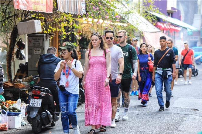 Nhiều đoàn khách quốc tế khi đến Việt Nam không thể không đến khu phố cổ Hà Nội. Ảnh: Tuấn Anh - TTXVN