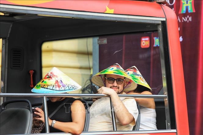 Du khách trải nghiệm tham quan phố cổ trên xe điện. Ảnh: Tuấn Anh - TTXVN