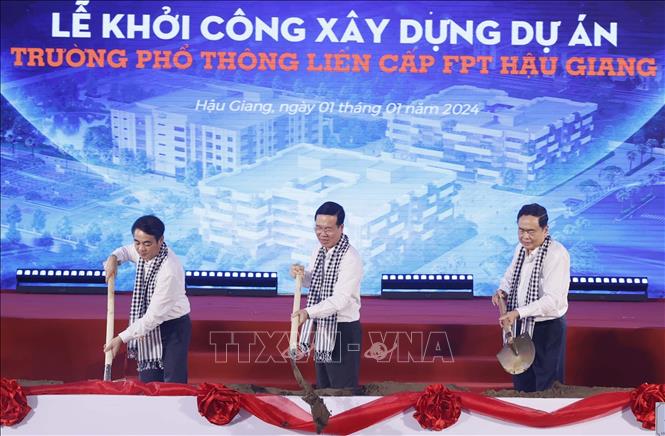 Chủ tịch nước Võ Văn Thưởng và các đại biểu thực hiện nghi thức khởi công Dự án xây dựng Trường Phổ thông liên cấp FPT Hậu Giang. Ảnh: Thống Nhất – TTXVN
