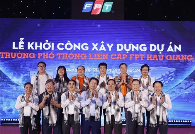 Chủ tịch nước Võ Văn Thưởng và các đại biểu dự lễ khởi công Dự án xây dựng Trường Phổ thông liên cấp FPT Hậu Giang. Ảnh: Thống Nhất – TTXVN
