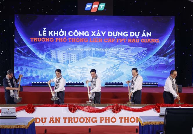 Chủ tịch nước Võ Văn Thưởng và các đại biểu thực hiện nghi thức khởi công Dự án xây dựng Trường Phổ thông liên cấp FPT Hậu Giang. Ảnh: Thống Nhất – TTXVN
