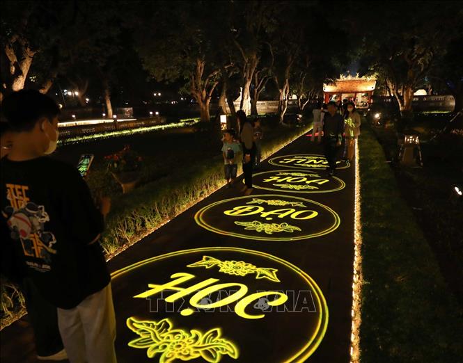 Tour đêm “Tinh hoa đạo học” tăng sự hấp dẫn cho du khách khi đến với Văn Miếu – Quốc Tử Giám. Ảnh: Thanh Tùng - TTXVN