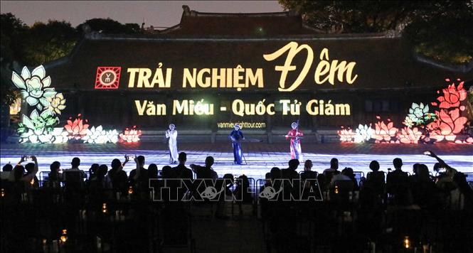 Tour đêm “Tinh hoa đạo học” đem đến cho du khách trải nghiệm mới, khác biệt, tạo điểm nhấn trong lòng du khách, biến nơi đây là điểm đến không thể bỏ qua của du khách khi đến với Thủ đô Hà Nội. Ảnh: Thanh Tùng - TTXVN