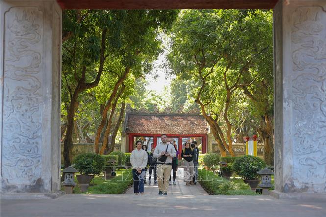 Di tích quốc gia đặc biệt Văn Miếu-Quốc Tử Giám là điểm đến không thể bỏ qua của các du khách trong và ngoài nước khi đến Hà Nội. Ảnh: Hoàng Hiếu - TTXVN