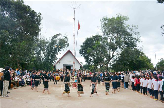 Ngày đầu năm mới, nhân dân và du khách gần xa tập trung tại Nhà văn hóa cộng đồng buôn Hring, xã Ea H’đing, huyện Cư M’gar để cùng tham gia lễ hội. Ảnh: Hoài Thu – TTXVN