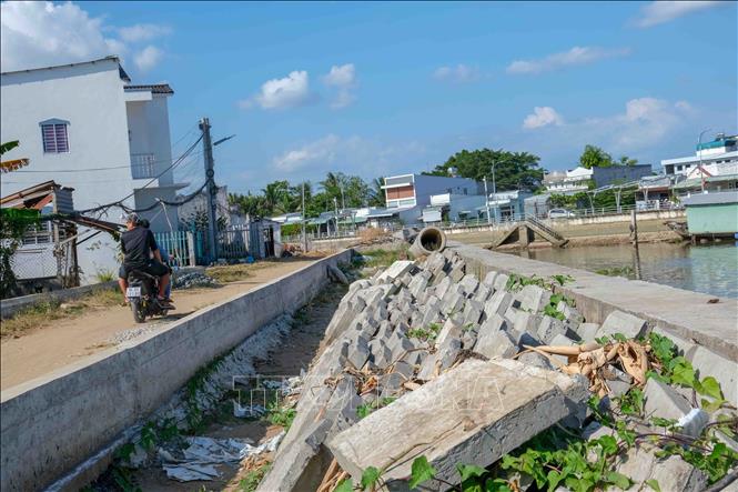 Dự án kè rạch Cái Sơn dừng thi công nhiều tháng do hết hạn hợp đồng. Ảnh: Thanh Liêm - TTXVN