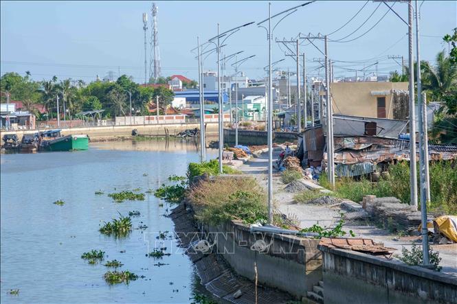 Một đoạn kè rạch Cái Sơn đoạn qua khu vực 6, phường An Bình, quận Ninh Kiều (Cần Thơ) thi công dở dang. Ảnh: Thanh Liêm - TTXVN
