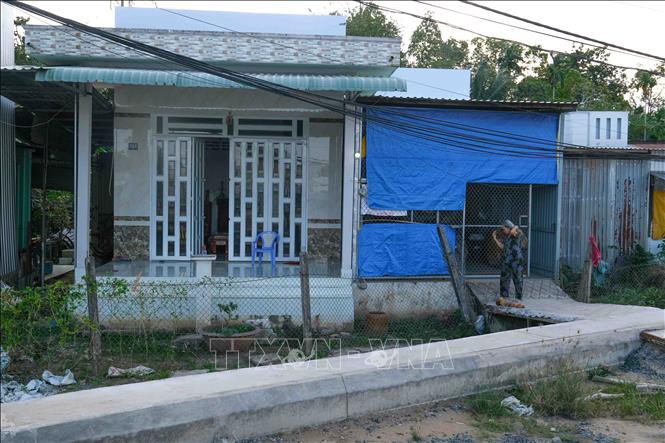 Do dự án kè rạch Cái Sơn chậm tiến độ, ngừng thi công gây ảnh hưởng đến sinh hoạt của các hộ dân. Ảnh: Thanh Liêm - TTXVN