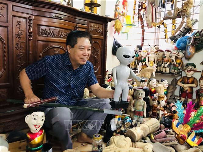 Nghệ sỹ Phan Thanh Liêm giới thiệu về con rối hiện đại mới do anh sáng tạo. Ảnh: Phương Hà - TTXVN phát