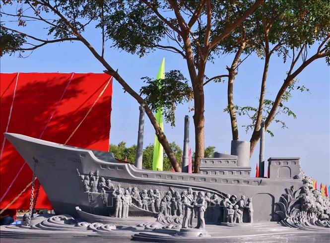 Tượng đài chuyến tàu tập kết ra Bắc năm 1954 do Nhà điêu khắc Trần Thanh Tùng thiết kế với hình tượng cách điệu chiếc tàu dài 25m, cao 10,5m, rộng 8,5m, chất liệu tượng đài bằng đá granite. Ảnh: Huỳnh Anh - TTXVN