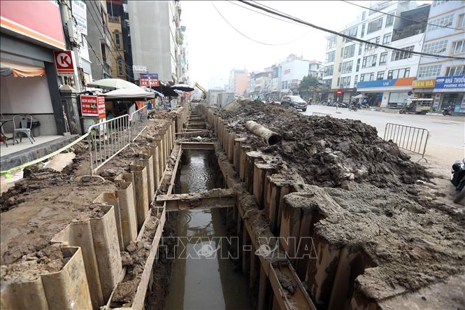 Thi công hệ thống thoát nước phía trái trên đường Kim Đồng. Ảnh: Huy Hùng - TTXVN
