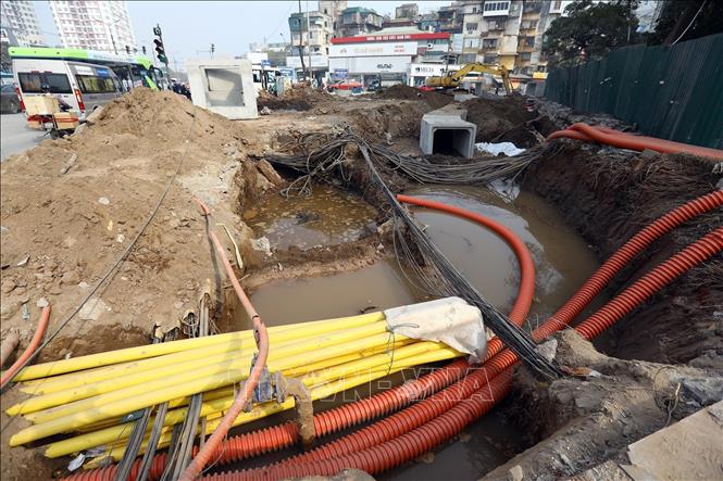 Hệ thống công trình ngầm nổi trên tuyến rất nhiều gây khó cho việc xén hè phía đường Kim Đồng. Ảnh: Huy Hùng - TTXVN