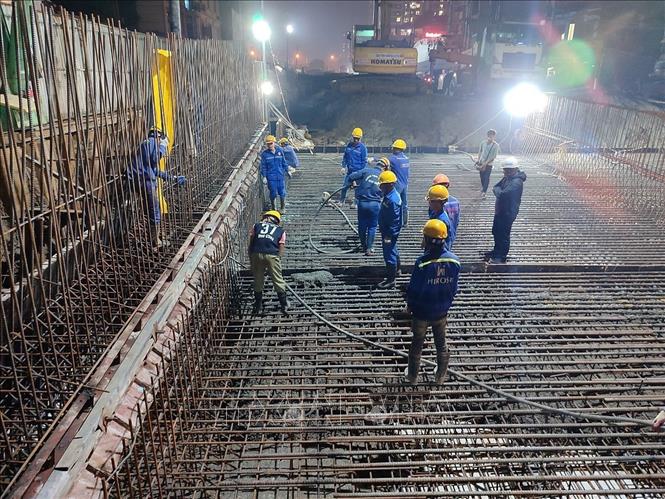Công nhân nhà thầu CIENCO 4 tiến hành đổ bê tông các đốt hầm hở. Ảnh: Huy Hùng - TTXVN