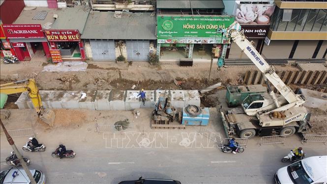 Thi công xén vỉa hè trên đường Kim Đồng. Ảnh: Huy Hùng - TTXVN
