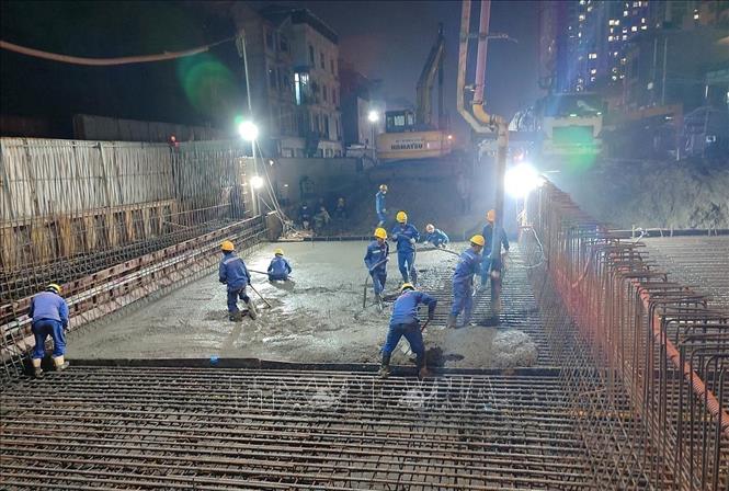 Đổ bê tông đốt hầm hở bên phía Đầm Hồng. Ảnh: Huy Hùng - TTXVN