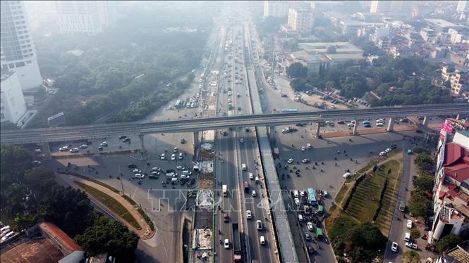 Sau gần 1 năm thi công, nhiều hạng mục của 2 cầu vượt thép song song với cầu vượt Mai Dịch - Vành đai 3 Hà Nội đã rõ hình hài. Ảnh: Huy Hùng - TTXVN 