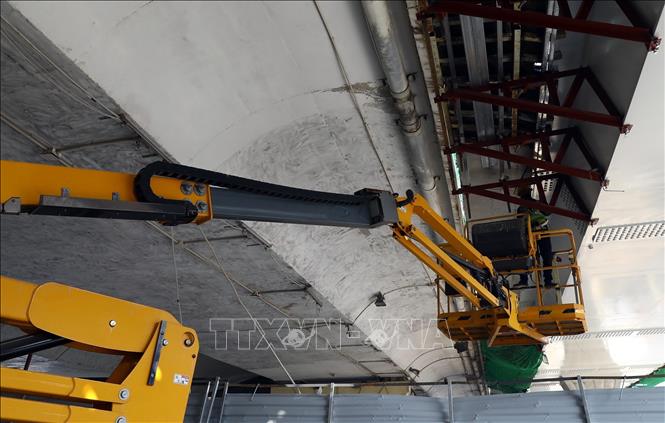 Công nhân lắp đặt phần giàn giáo để chuẩn bị đổ bê tông bản mặt cầu. Ảnh: Huy Hùng - TTXVN 