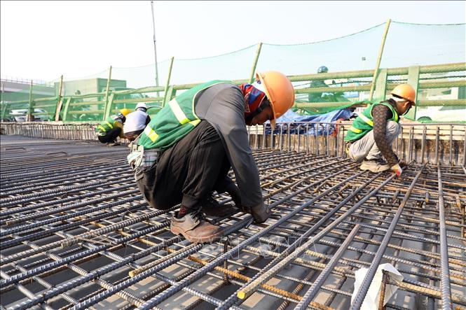 Nhà thầu thi công tiến hành đổ bê tông bản mặt cầu từ 10/12/2023, dự kiến hoàn thành vào ngày 22/01/2024. Ảnh: Huy Hùng - TTXVN 