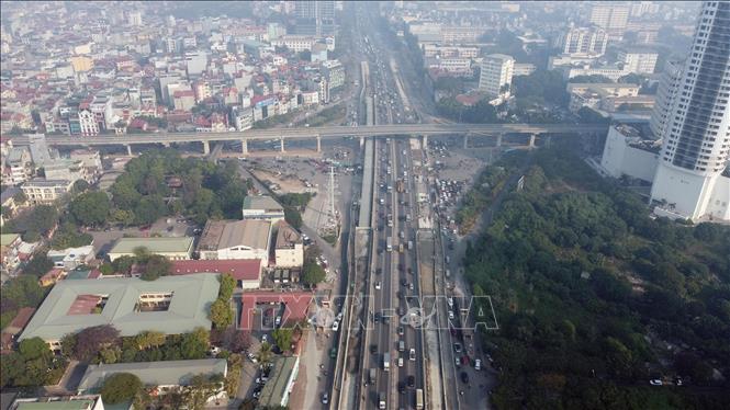 Hai cầu vượt thép có chiều dài mỗi đơn nguyên là 700m. Điểm đầu công trình nằm trên đường Phạm Văn Đồng, điểm cuối nằm trên đường Phạm Hùng. Ảnh: Huy Hùng - TTXVN