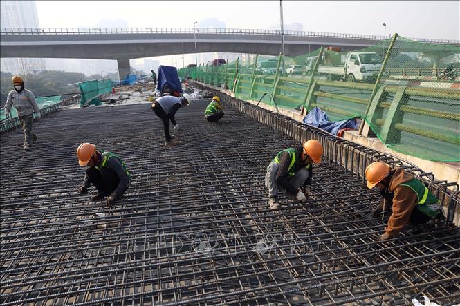 Hiện trên công trường duy trì khoảng 100 công nhân thi công 3 ca, 4 kíp liên tục. Ảnh: Huy Hùng - TTXVN 