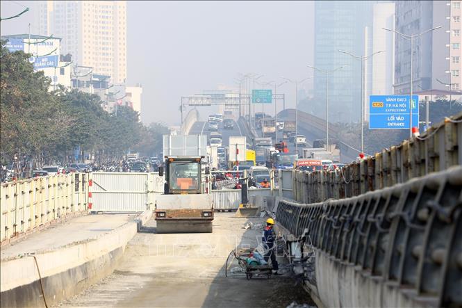 Dự kiến từ  5/1/2024, nhà thầu sẽ thi công thảm bê tông nhựa và hoàn thành vào ngày 12/3/2024. Ảnh: Huy Hùng - TTXVN 