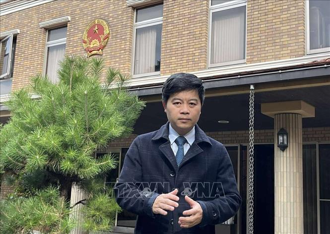 Ông Nguyễn Đức Minh, Công sứ Đại sứ quán Việt Nam tại Nhật Bản trả lời phỏng vấn về trận động đất Bán đảo Noto và công tác bảo hộ công dân. Ảnh: TTXVN phát