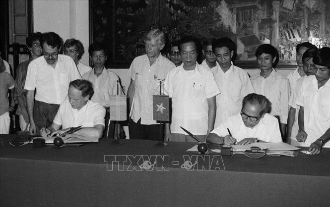 Thứ trưởng Ngoại thương Đinh Phú Định và Trưởng đoàn kinh tế Chính phủ Vương quốc Thụy Điển ký Hiệp định và văn kiện viện trợ cho Việt Nam phát triển kinh tế giai đoạn 1987-1989. Ảnh: Xuân Lâm – TTXVN
