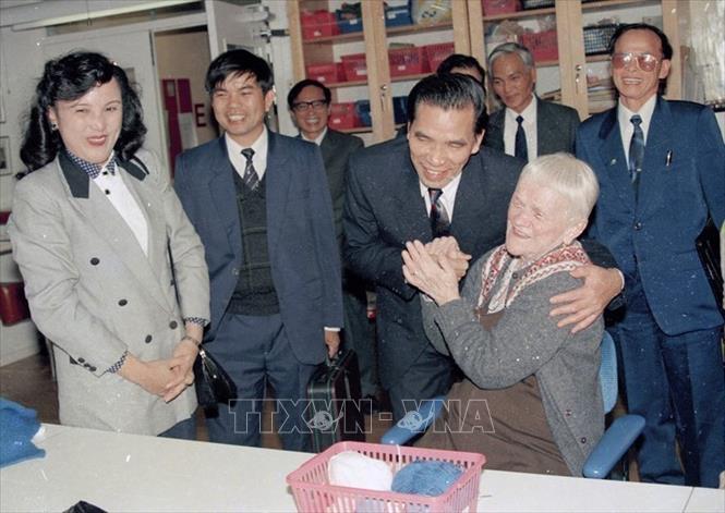 Chủ tịch Quốc hội Nông Đức Mạnh thăm nhà “Dịch vụ xã hội”, nơi dưỡng lão của những người có tuổi về hưu ở thủ đô Stockholm trong chuyến thăm hữu nghị chính thức Vương quốc Thụy Điển (1993). Ảnh: Xuân Tuân - TTXVN