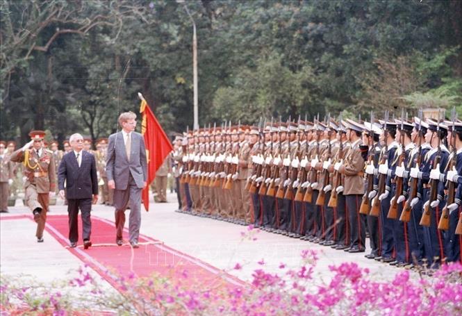 Thủ tướng Võ Văn Kiệt và Thủ tướng Thụy Điển Carl Bildt duyệt đội danh dự Quân đội nhân dân Việt Nam, sáng 7/4/1994. Ảnh: Minh Đạo - TTXVN