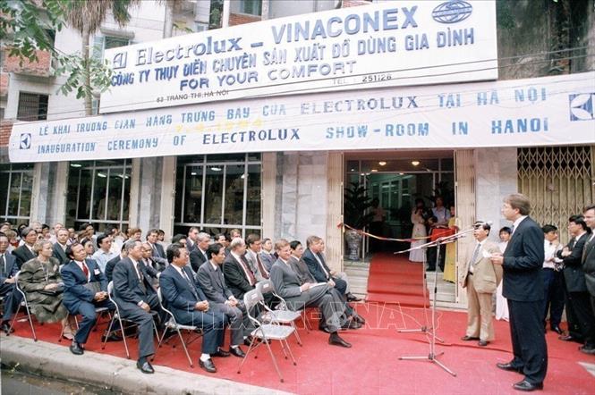 Thủ tướng Thụy Điển Carl Bildt dự lễ khai trương trung tâm dụng cụ đồ điện gia đình Electrolux - liên doanh giữa Công ty Đồ điện Thụy Điển với Công ty Vinaconex (Bộ Xây dựng), 1994. Ảnh: Minh Đạo - TTXVN
