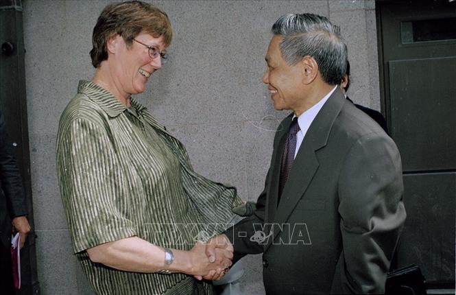 Phó Thủ tướng Vương quốc Thụy Điển Lena Hjelm Wallen đón Tổng Bí thư Lê Khả Phiêu trong chuyến thăm Thụy Điển (1999). Ảnh: Cao Phong - TTXVN