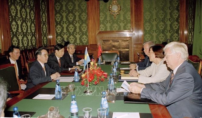 Thủ tướng Phan Văn Khải hội đàm với Chủ tịch Quốc hội Thụy Điển Birgitta Dahl, ngày 21/9/1999, tại thủ đô Stockholm, trong chuyến thăm chính thức Vương quốc Thụy Điển. Ảnh: Thế Thuần - TTXVN