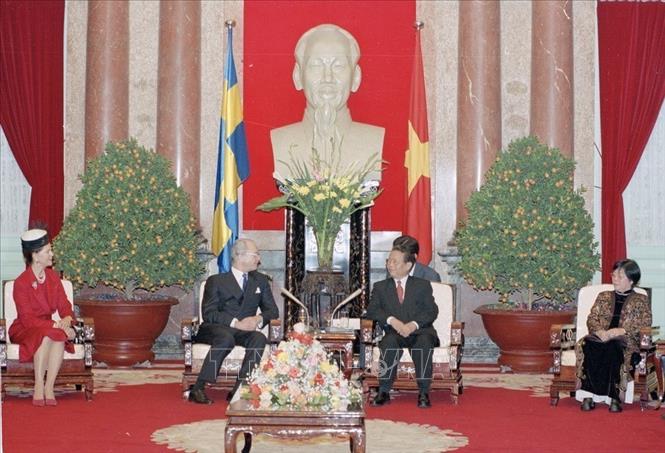 Chủ tịch nước Trần Đức Lương và Phu nhân tiếp Nhà vua Thụy Điển Carl XVI Gustaf và Hoàng hậu Silvia trong chuyến thăm chính thức Việt Nam từ ngày 2-7/2/2004. Ảnh: Nhan Sáng - TTXVN