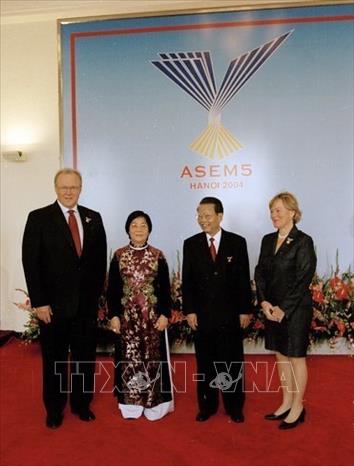 Chủ tịch nước Trần Đức Lương đón Thủ tướng Thụy Điển Goran Persson và Phu nhân tham dự Hội nghị Cấp cao Á-Âu lần thứ 5 (ASEM 5) được tổ chức tại Hà Nội (2004). Ảnh: Xuân Tuân - TTXVN