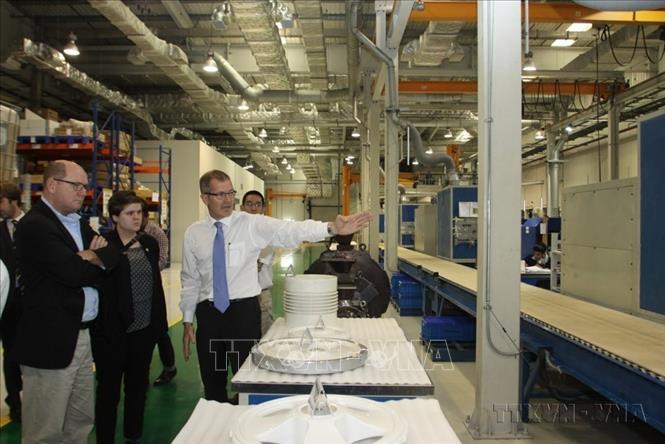 Chủ tịch Quốc hội Vương quốc Thụy Điển Urban Ahlin thăm nhà máy thiết bị điện cao thế và trung thế của Công ty Cổ phần Máy biến thế ABB Việt Nam (Tập đoàn ABB) tại tỉnh Bắc Ninh (2015). Ảnh: TTXVN