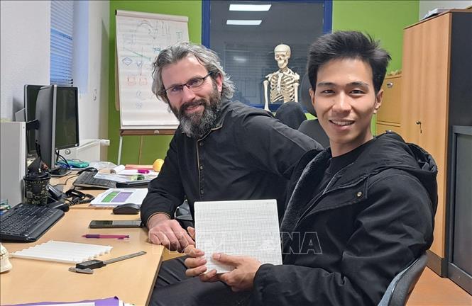 Sinh viên Vũ Tuấn Phú (Khoa Cơ khí - Trường Đại học Sư phạm Kỹ thuật) được tham gia thực tập hưởng lương tại Công ty I. CERAM tại Pháp. Ảnh: TTXVN phát 