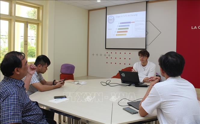 Bạn Guillaume Chezeaux (sinh viên Viện Công nghệ Limousin) thực tập tại trường Đại học Sư phạm Kỹ Thuật-Đại học Đà Nẵng. Ảnh: TTXVN phát 