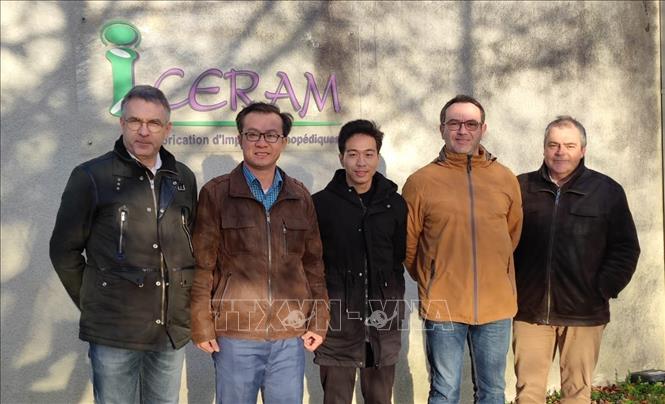 Sinh viên Vũ Tuấn Phú (Khoa Cơ khí - Trường Đại học Sư phạm Kỹ thuật) được tham gia thực tập hưởng lương tại Công ty I. CERAM tại Pháp. Ảnh: TTXVN phát