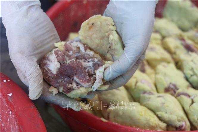 Đậu xanh, thịt lợn, hạt tiêu, hành tím là những nguyên liệu tạo ra nhân bánh chưng. Ảnh: Bích Huệ - TTXVN