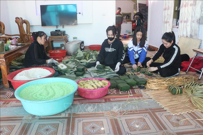 Gói bánh tét tại làng bánh chưng Vĩnh Hòa, xã Hợp Thành (Yên Thành, Nghệ An). Ảnh: Bích Huệ - TTXVN