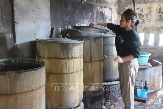 Công đoạn luộc bánh chưng. Ảnh: Bích Huệ - TTXVN