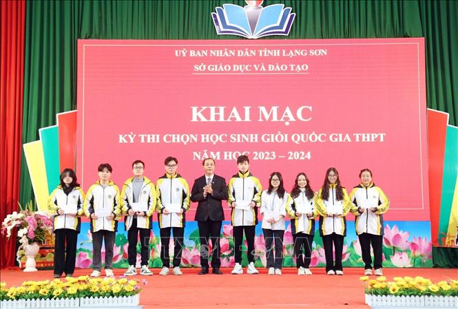 Giám đốc Sở Giáo dục và Đào tạo tỉnh Lạng Sơn Hoàng Quốc Tuấn tặng quà cho các thí sinh tham dự kỳ thi. Ảnh: Anh Tuấn – TTXVN