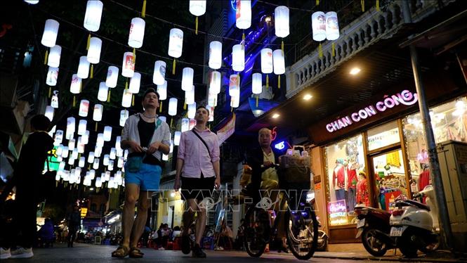 Foreign tourists take strolls around Hanoi's Old Quarter. VNA Photo
