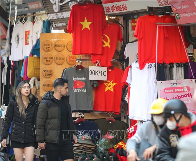 Foreign tourists go for shopping in Hanoi's Old Quarter. VNA Photo