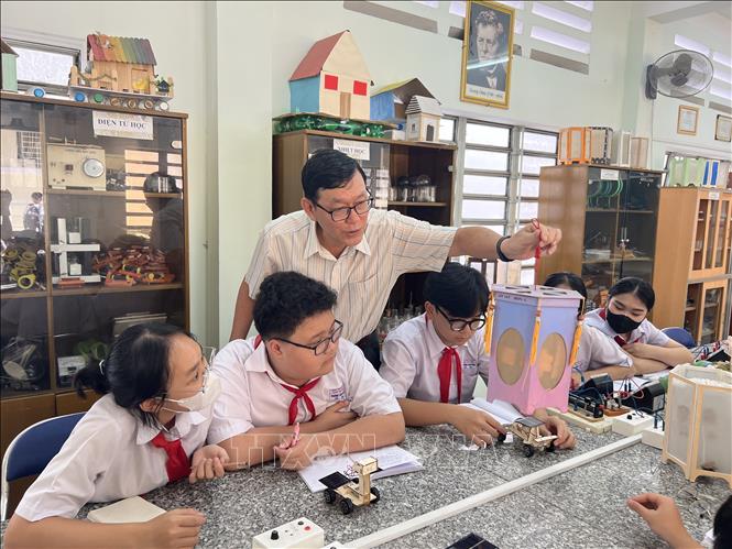Thầy Lưu Minh Trúc Nam trong giờ thực hành môn Vật Lý. Ảnh: Ánh Tuyết - TTXVN