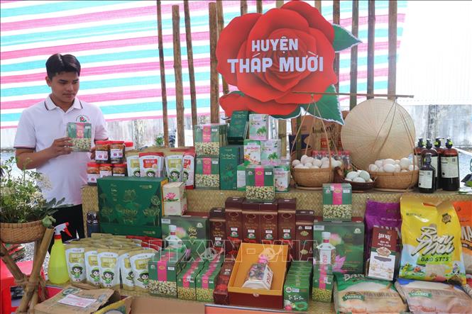 Trưng bày các sản phẩm đạt OCOP ở huyện Tháp Mười. Ảnh: Nguyễn Văn Trí - TTXVN