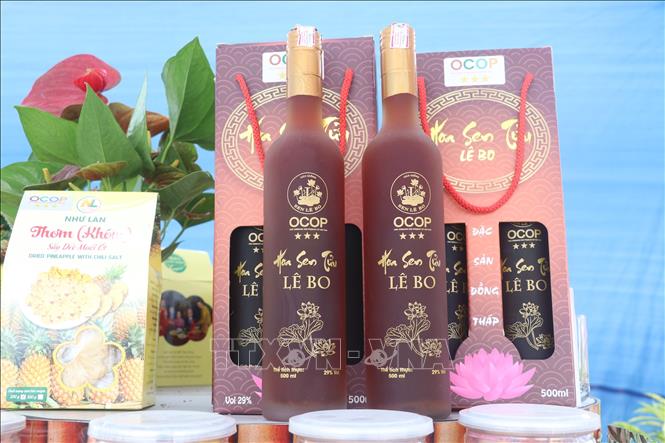 Hoa sen tửu, sản phẩm đạt OCOP 3 sao của huyện Cao Lãnh. Ảnh: Nguyễn Văn Trí - TTXVN