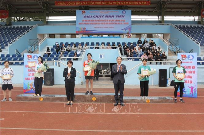Trao giải cho các vận động viên. Ảnh: Anh Tuấn - TTXVN