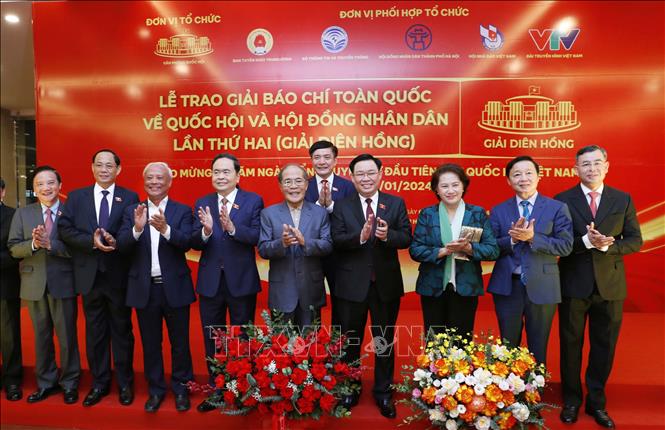 Chủ tịch Quốc hội Vương Đình Huệ và các đại biểu tham dự buổi lễ. Ảnh: Nhan Sáng-TTXVN
