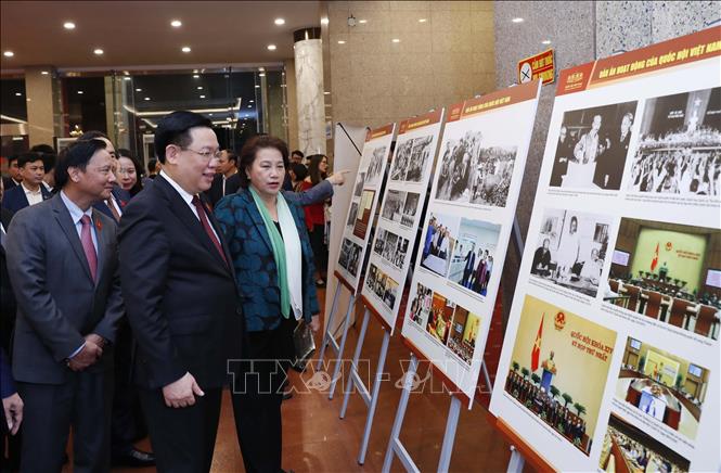 Chủ tịch Quốc hội Vương Đình Huệ, nguyên Chủ tịch Quốc hội Nguyễn Thị Kim Ngân và các đại biểu tham quan Trưng bày ảnh về Quốc hội và Hội đồng nhân dân qua các thới kỳ. Ảnh: Nhan Sáng-TTXVN
